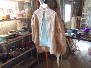 lot 3739 image: Early Ladies Blouse - - - early 1900s 