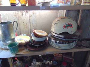 lot 3746 image: Contents of Shelf - Green Planter