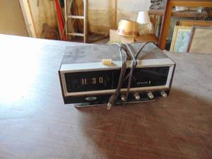 lot 3751 image: Zenith Bedside RadioAlarm Clock
