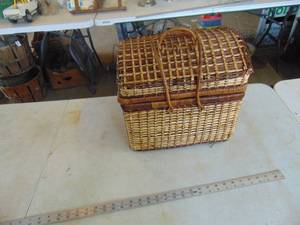 lot 3782 image: Pic Nic Basket with Mel Mac dishes