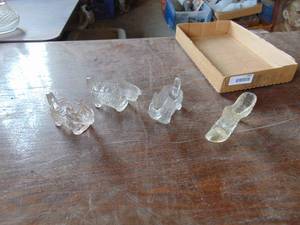 lot 3809 image: 3 Glass Dogs - 1 Slipper