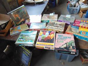 lot 3813 image: Selection of vintage JigSaw Puzzles