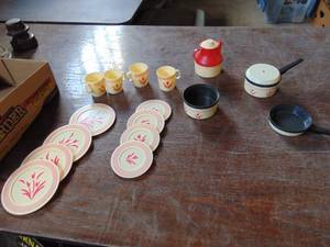 lot 3814 image: Selection of Doll Kitchenware - Chilton Globe