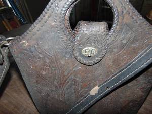 lot 3824 image: Leather Purse - needs attention - Stiff