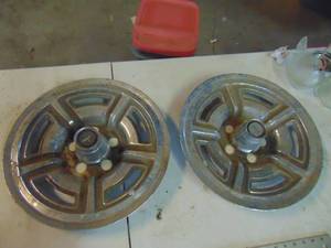 lot 3827 image: Pair of Hubcaps - Wheel Covers - Oldsmobile 