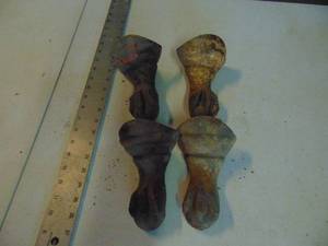lot 3829 image: 4 Cast Claw Feet - Small