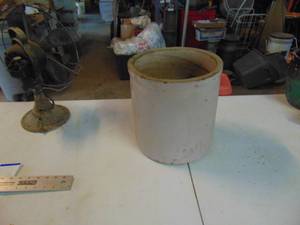 lot 3834 image: 4 Gallon Crock