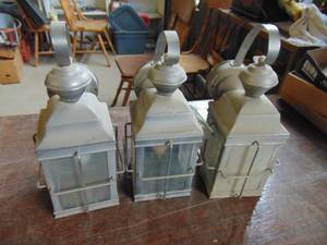lot 3841 image: 3 Modern Exterior Lights