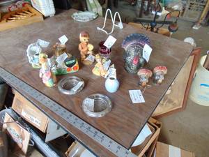 lot 3846 image: Decor Selection - Figurines Salt and Peppers - Coasters and what not