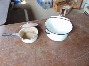 lot 3851 image: Pair of Enamelware Pots - with lids - 1 mismatched