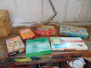 lot 3903 image: Selection of Trivia Games and monopoly