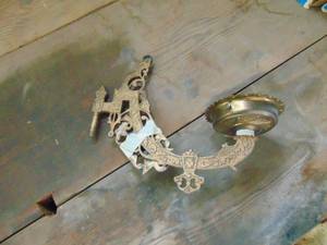 lot 3904 image: Lamp Holder with Bracket