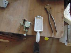 lot 3909 image: Fencing Pliers - Sinker Mold and Table Top Vise