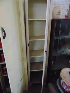 lot 3925 image: Metal Cabinet