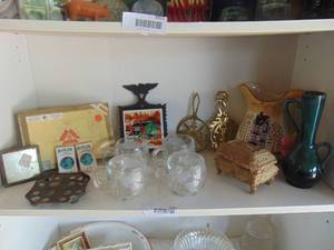 lot 3956 image: Contents of Shelves - Trivets