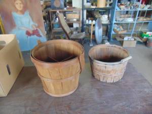 lot 3960 image: Pair of Round Baskets - 1 with Dividers