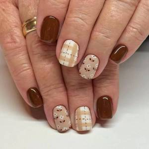lot 6490 image: Short Square Press on Nails Rich Coffee Brown Creamy Beige Base Plaid Speckled Motifs Glossy Finish Casual Manicure Stick on Nails Suitable for Elegant Unique Artificial Nails Stylish Charming 24 Pcs