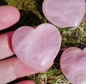 lot 12371 image: Pink Rose Quartz Heart Crystal (Small Damage)