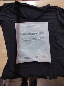 lot 14442 image: GapFit Black Athletic T-Shirt Medium