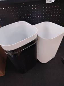 lot 17594 image: A 4pk of Small trashcans