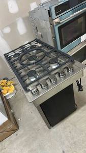 lot 29 image: Fisher & Paykel 36-inch Gas Cooktop - Retail $1,299