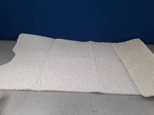 lot 18498 image: Absorbant Bath Mat, Non Slip 39x16 - Retail $0