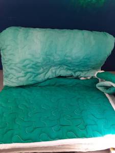 lot 18548 image: Quilt Set Full Size, Quilt 2 Pillow Cases - Retail $0