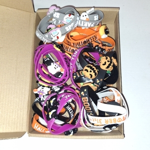 lot 12765 image: Marcheiong 40 PIECES OF HALLOWEEN Exchange Favors