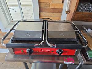 lot 20587 image: Avantco P88SG Double Panini Press Grill