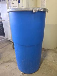 lot 15661 image: 14 Gallon Blue Industrial Storage Drum with Lid
