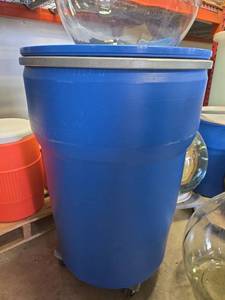 lot 15682 image: 47 Gallon Blue Plastic Barrel With Lid