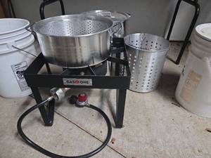 lot 15698 image: GasOne Outdoor Propane Crawfish Cooker Set with Aluminum Pots