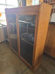 lot 20607 image: Oak Display Cabinet with Glass Doors