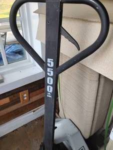 lot 18509 image: Roughneck Pallet Jack