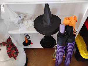 lot 18514 image: Halloween Decorations