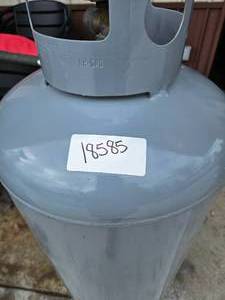 lot 18585 image: 100 Gallon Propane Tank