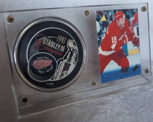 1997 Detroit Red Wings Stanley Cup Champions Puck with Trading Card Display