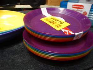 lot 22810 image: 3 small serving bowl and small plastic sandwich plates