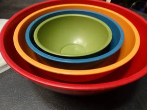 lot 22811 image: set of 4 mixing bowls with lids