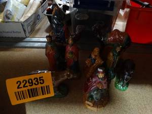 lot 22935 image: Baby In A Manger Glass Pieces.