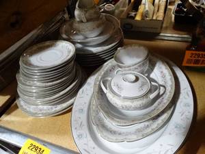 lot 22934 image: Huge Lot - 32 Piece Kenwood China Set.