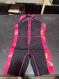 lot 22898 image: Kids size L wet suit