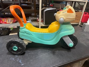 lot 22899 image: Toddlers ride along toy