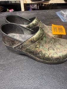 lot 22902 image: Dansko shoes size 40