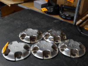 lot 22988 image: 5 Dodge Ram Hub Caps