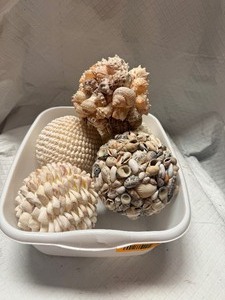 lot 23027 image: Seashell Ball Decor