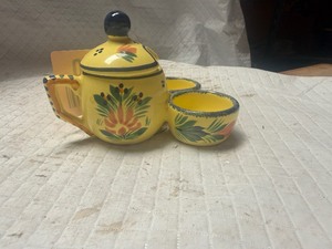 lot 23050 image: Vintage Yellow Tea Pot Set