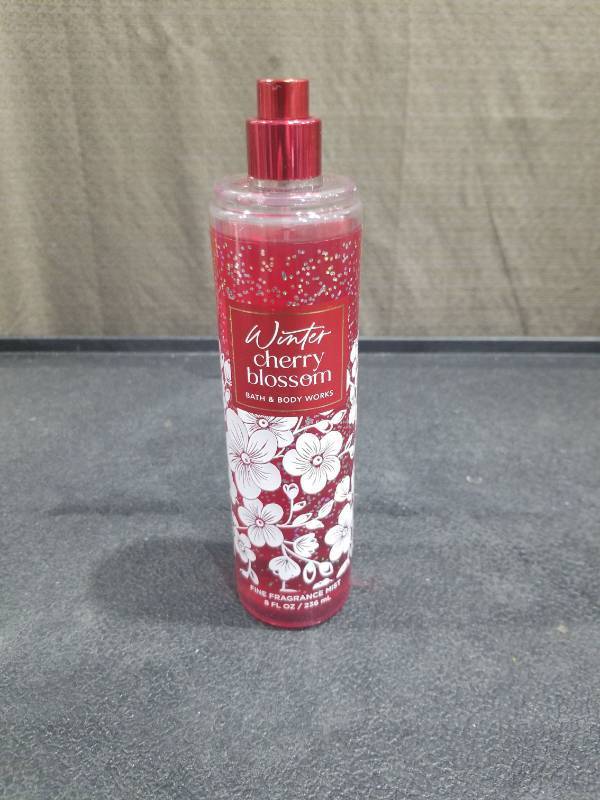 lot 4142 image: Bath & Body Works Winter Cherry Blossom Fine Fragrance Mist
