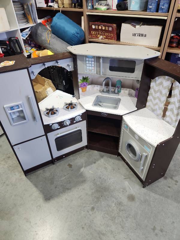 lot 4313 image: Kids Corner Play Kitchen Set