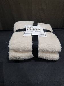 lot 4580 image: Luxe Collection Super Soft Snuggly Blanket